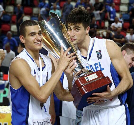 עם גביע אירופה בעתודה. זיכרון מתוק // צילום: אלן שיבר